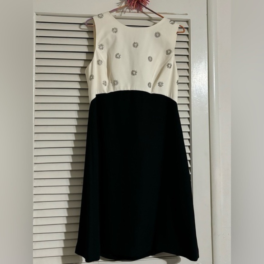 Liz Claiborne night dress ivory and black with beading and a bow size 8p